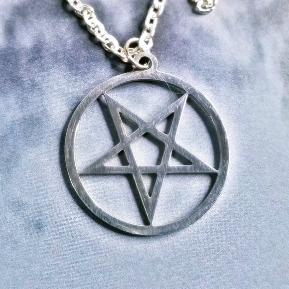 Baroque Vintage Jewelry - Inverted Pentagram Silver Necklace